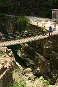 谷底的吊橋