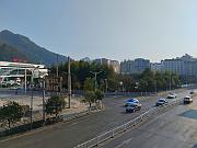 人行天橋上回望銅仁站