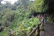 火山口上的步道