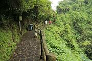火山口上的步道