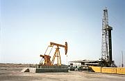 塔克拉瑪干沙漠上的油井