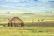 牧民正在拆卸蒙古包、準備遷徙